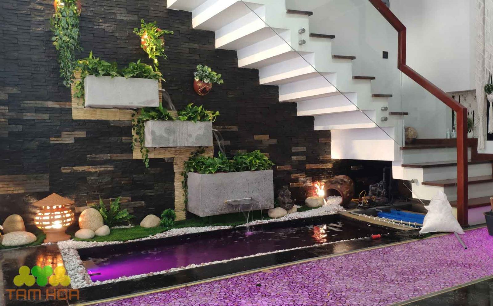 Hồ cá Koi trong nhà trang trí cầu thang