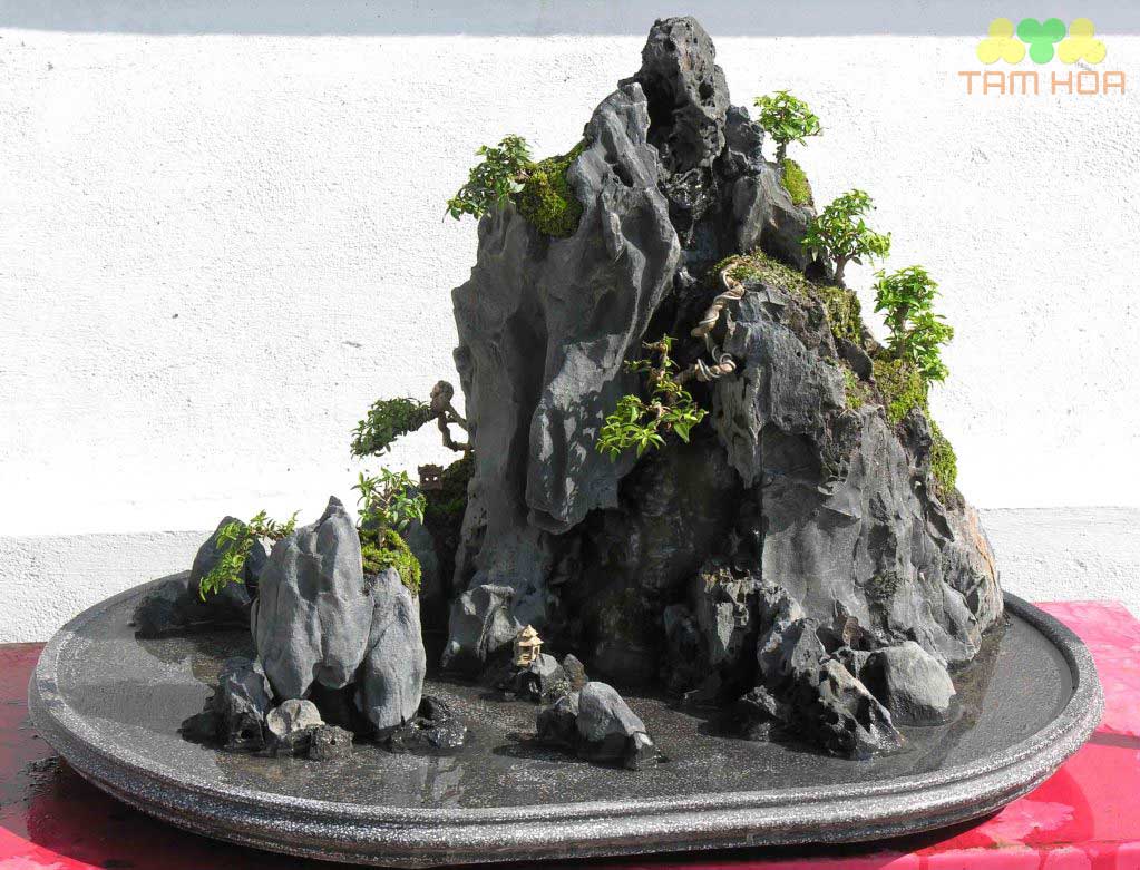 Tạo điểm nhấn hòn non bộ bằng cây xanh