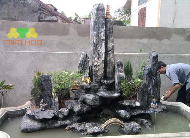 Hòn non bộ đơn giản trang trí bước tường trống
