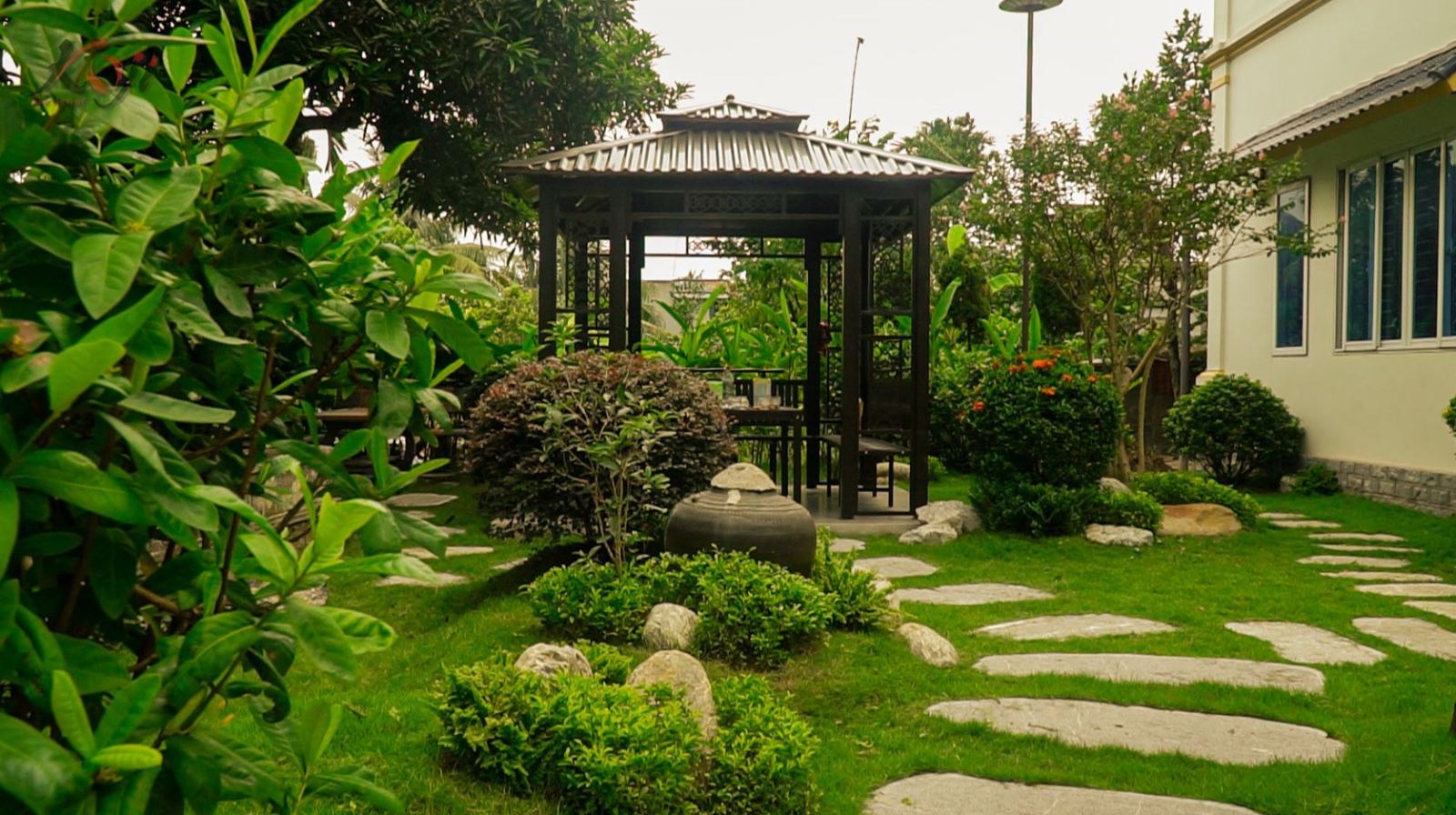 Thiết kế nhà có sân vườn ở giữa