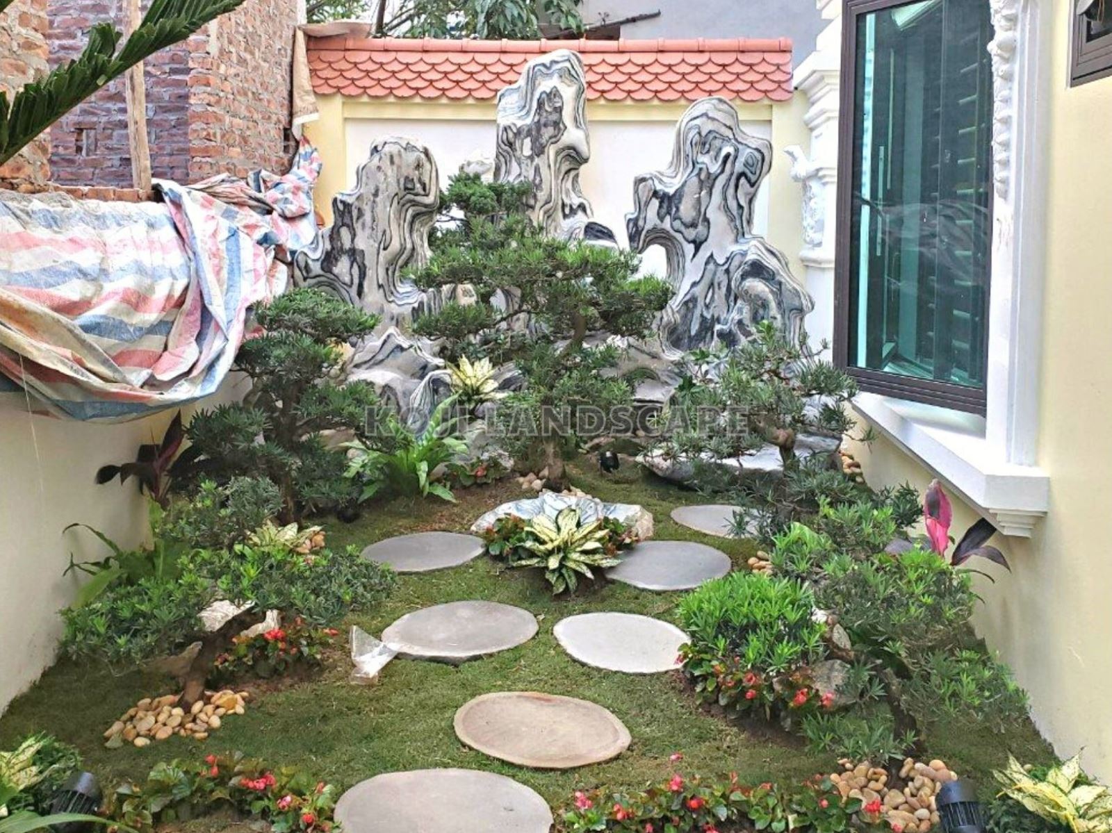 Sân vườn bên hông nhà kết hợp hồ Koi gầm cầu thang - Hà Đông