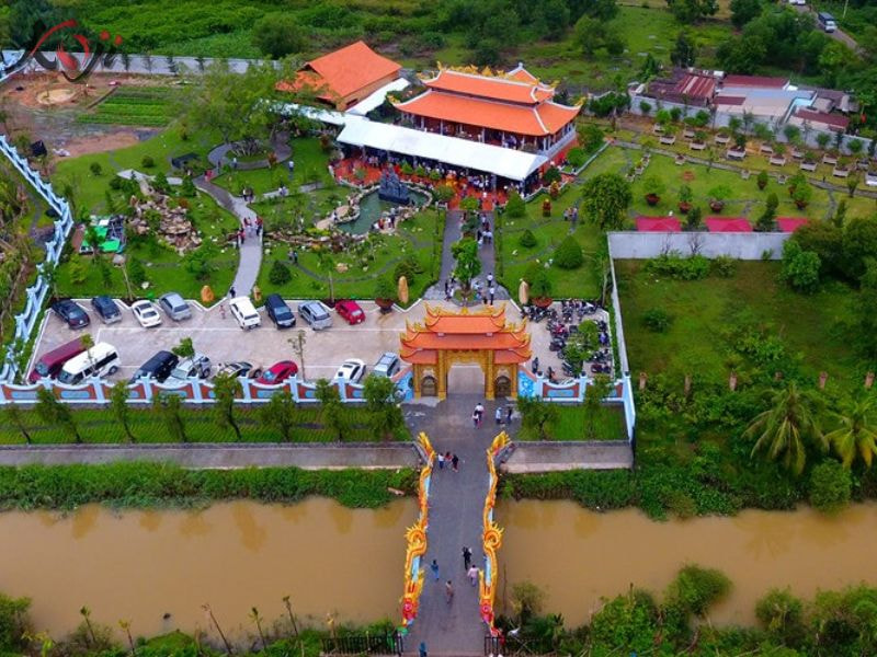 hồ cá koi tiền tỷ của Hoài Linh