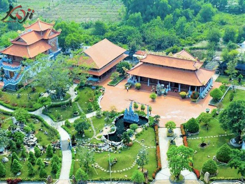 hồ cá koi tiền tỷ của Hoài Linh