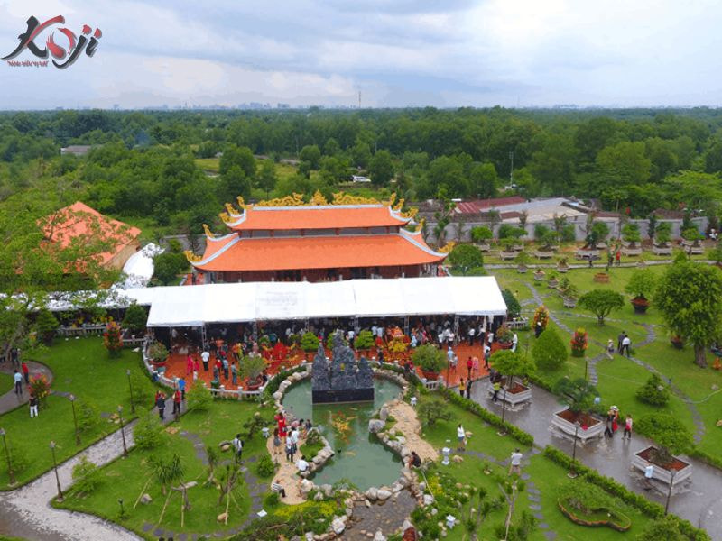 hồ cá koi tiền tỷ của Hoài Linh