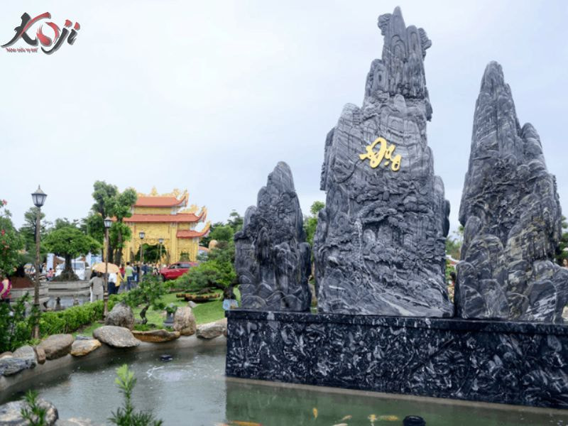 hồ cá koi tiền tỷ của Hoài Linh