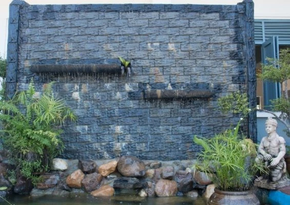 Mẫu tường nước cho hồ cá koi mới nhất 2020