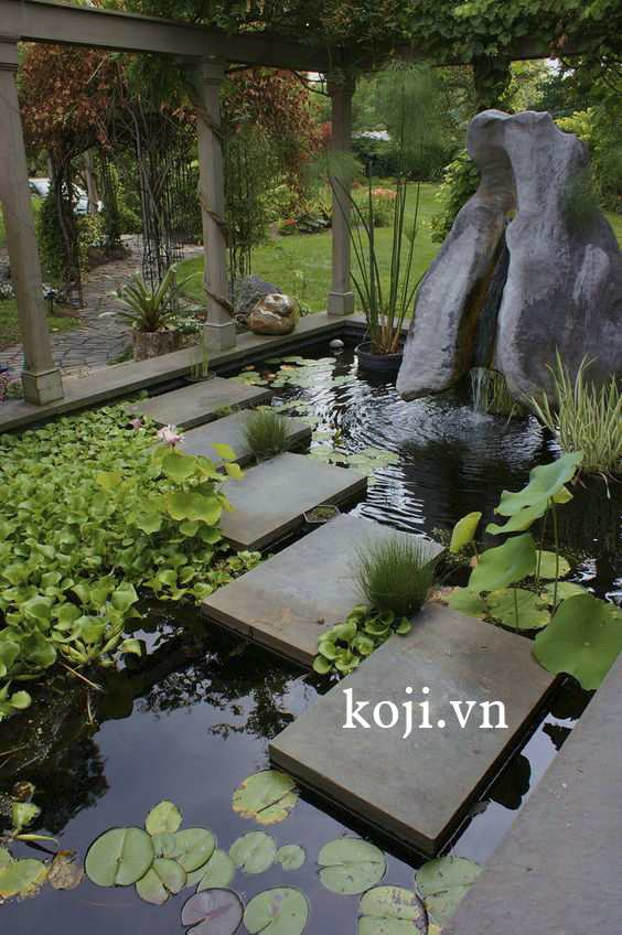 Thi công sân vườn với nền chủ đạo từ cây xanh, đá lát trắng và gỗ
