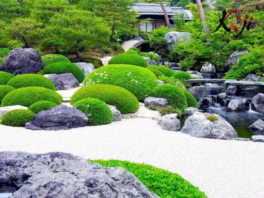 Sử dụng đá, cát, sỏi là chủ yếu trong sân vườn Nhật