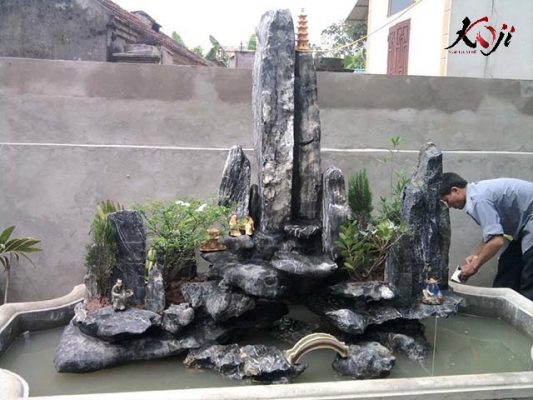 Hình ảnh đang thi công hòn non bộ