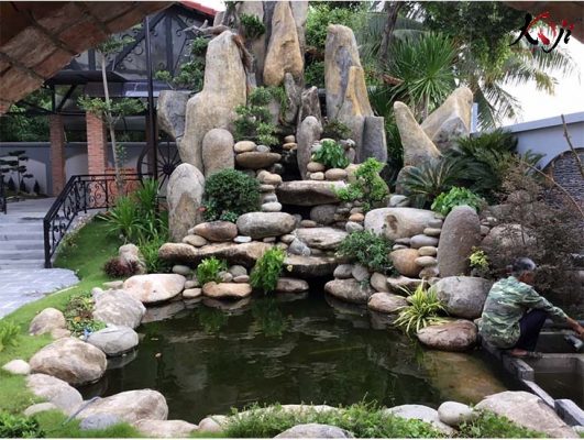 Hồ cá koi kết hợp mẫu hòn non bộ đẹp ở sân nhà