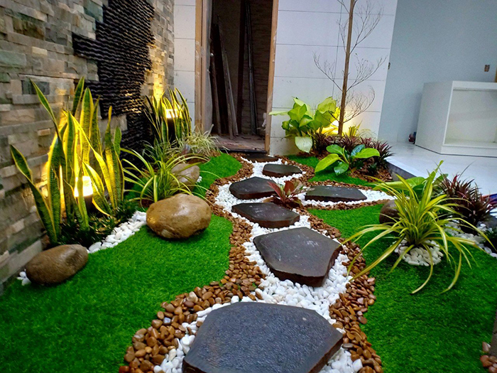 Một sân vườn nhhor ngay hành lang lối đi vào nhà tạo nên sự độc đáo
