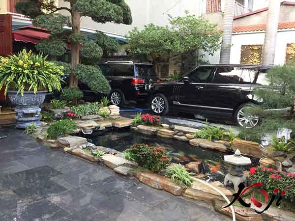 Hồ cá koi trước cổng nhà