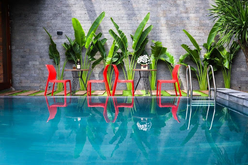 Sử dụng đá ong xám ốp tường resort khuôn viên bể bơi